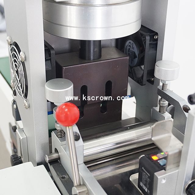 High Speed Ultrasolic Satin Fabric Labels Cutting Machine